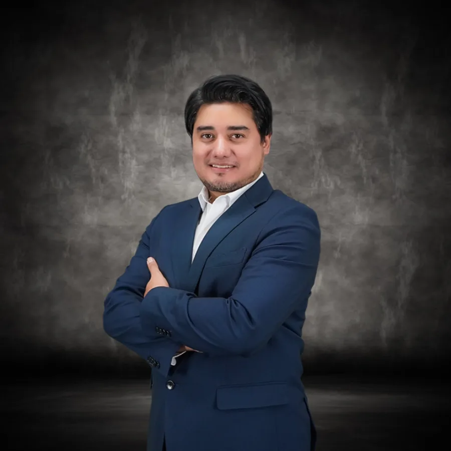 Dr. Alfredo Chama Naranjo en consultorio